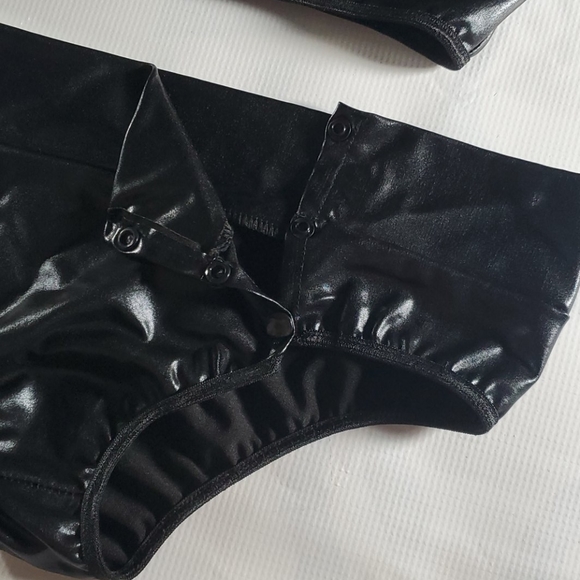 Snap Up Top & Snap Up Booty Short Set - Picture 4 of 7